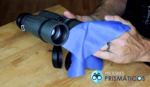 limpiar lentes de los prismáticos con paño de microfibra