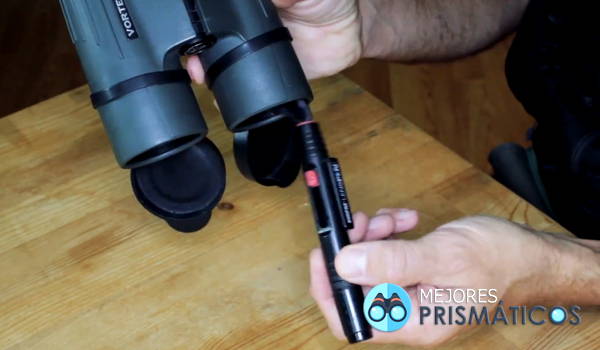 limpiar los prismáticos con pincel o brocha